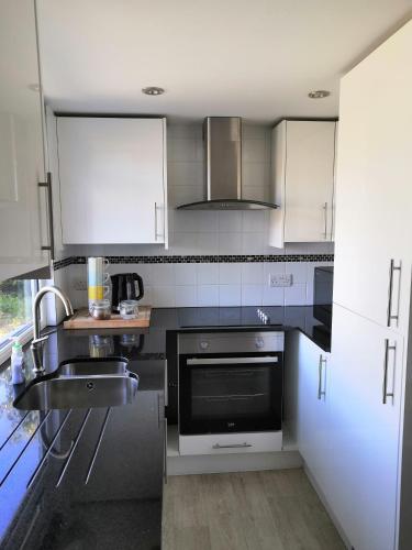 Private Garden Lodge in Christchurch, Dorset for 4 - dogs welcome! in Littledown and Iford