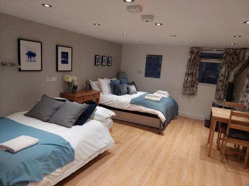 Private Garden Lodge in Christchurch, Dorset for 4 - dogs welcome! in Littledown and Iford
