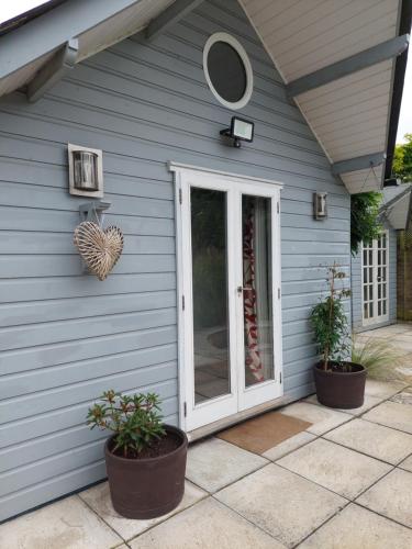 Private Garden Lodge in Christchurch, Dorset for 4 - dogs welcome! in Littledown and Iford
