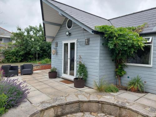 Private Garden Lodge in Christchurch, Dorset for 4 - dogs welcome! in Littledown and Iford