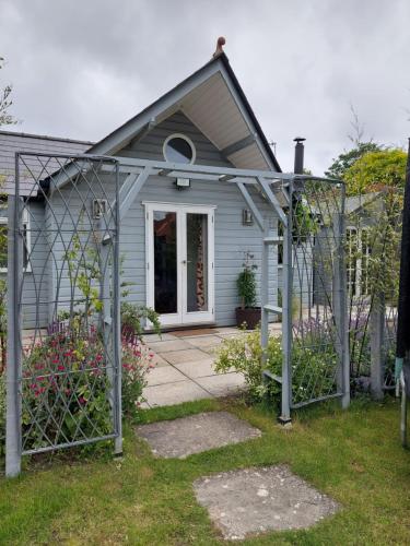 Private Garden Lodge in Christchurch, Dorset for 4 - dogs welcome! in Littledown and Iford
