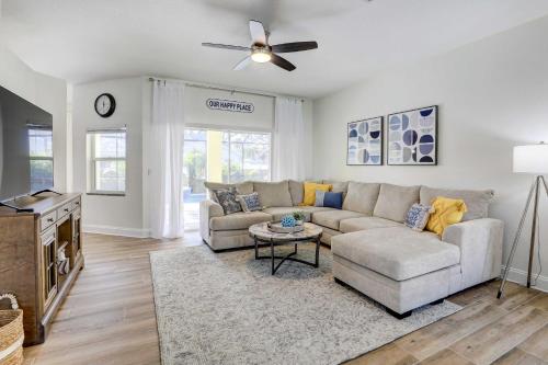 Sunny Bradenton Home with Lanai and Screened Pool! in Bradenton, USA