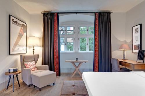 room detail thumbnail 1