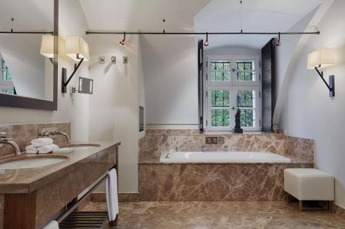 room detail thumbnail 2