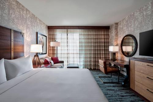 Guest Room with King Bed, a Sofa and Mountain View