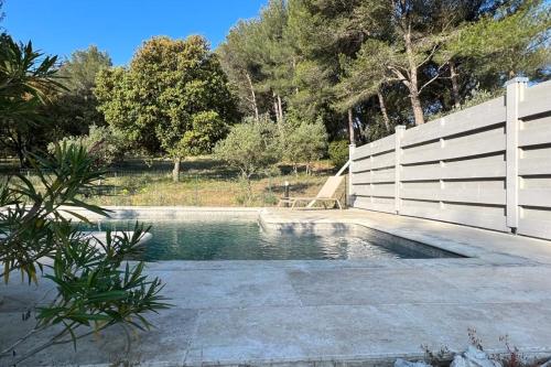 Beautiful house in the heart of its pine forest - private pool