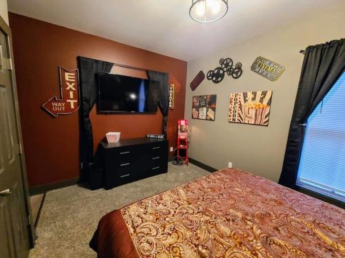 King Bed In Main Floor - Downtown Vacation Rental