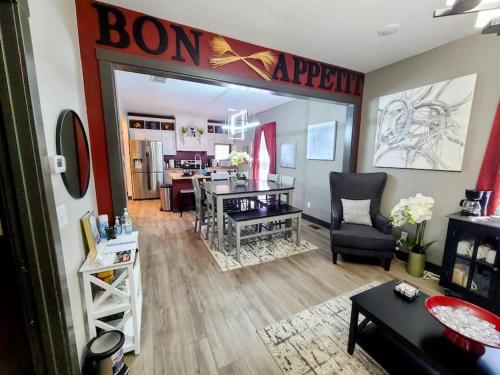 King Bed In Main Floor - Downtown Vacation Rental in Vine