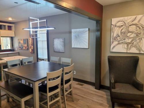 King Bed In Main Floor - Downtown Vacation Rental in Kalamazoo, USA