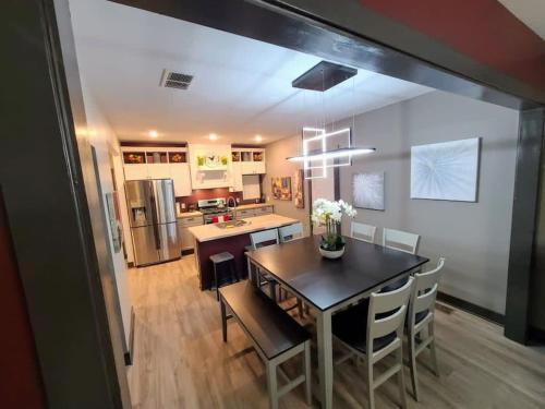 King Bed In Main Floor - Downtown Vacation Rental in Vine