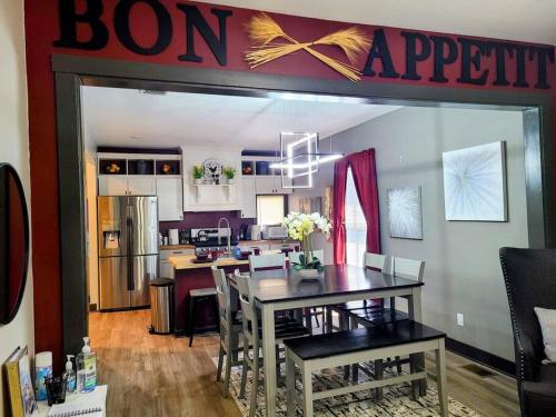 King Bed In Main Floor - Downtown Vacation Rental in Vine