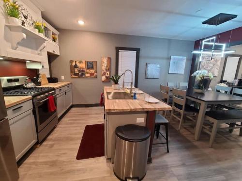 King Bed In Main Floor - Downtown Vacation Rental in Vine