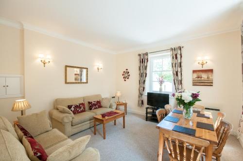 2 bedrooms, 5 beds