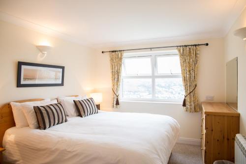 2 bedrooms, 5 beds