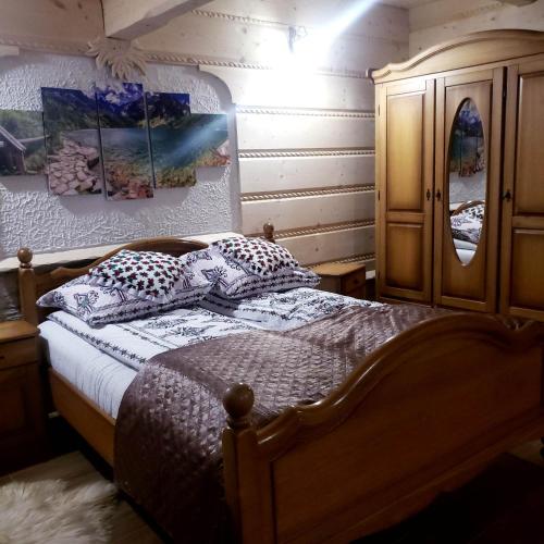 1 double bed, 2 twin beds