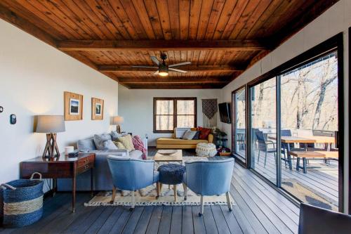 Quiet Mountain Getaway with Deck and Sweeping Views in Dahlonega, USA
