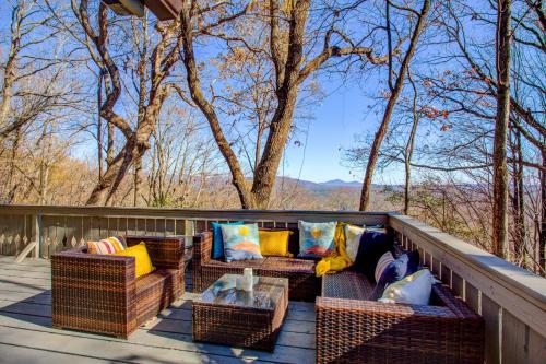 Quiet Mountain Getaway with Deck and Sweeping Views in Dahlonega, USA