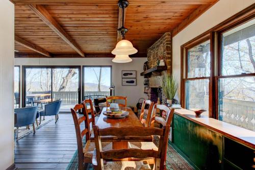 Quiet Mountain Getaway with Deck and Sweeping Views in Dahlonega, USA
