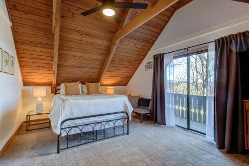 Quiet Mountain Getaway with Deck and Sweeping Views in Dahlonega, USA