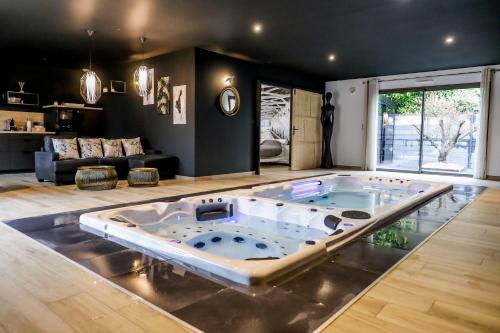Au domaine des anges, 3 gîtes luxueux avec Jacuzzi privatif, sauna, mini-piscine, piscine extérieure chauffée en saison gîte à louer Bain-de-Bretagne