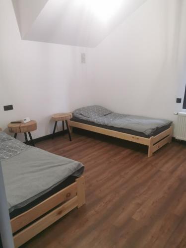 2 twin beds