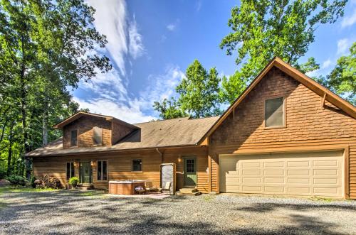 Tryon House with Hot Tub - Near Equestrian Centers!