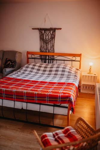 1 queen bed, 1 double bed