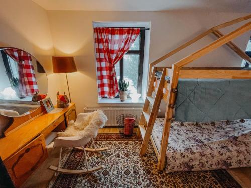1 double bed, 1 bunk bed
