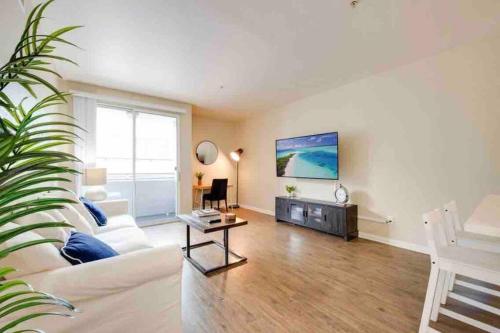 The Nest a Spacious 1 Bedroom Apartment with a Pool View in Los Angeles, USA