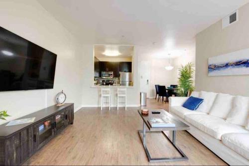 The Nest a Spacious 1 Bedroom Apartment with a Pool View in Marina Del Rey
