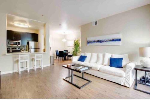The Nest a Spacious 1 Bedroom Apartment with a Pool View, Los Angeles