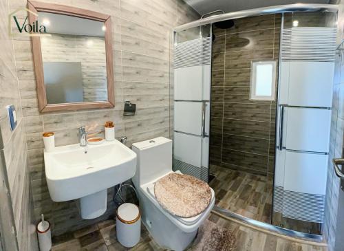 Basic Triple Room with Shared Bathroom image 2