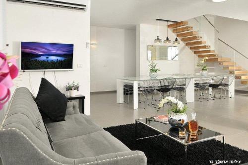 וילה אל סלבדור - וילה מדהימה עם בריכה פרטית וג'קוזי in Pki'in