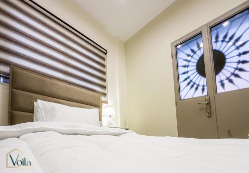 Queen Room with Shared Bathroom image 3