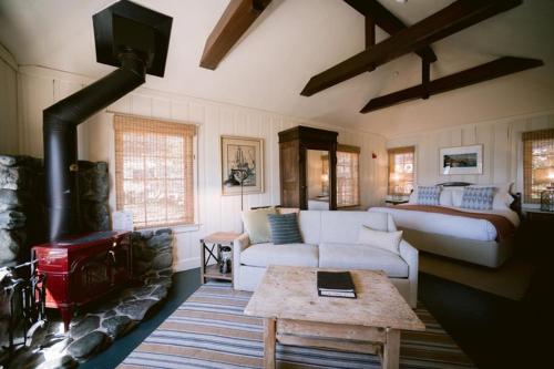 1 king bed, 1 sofa bed