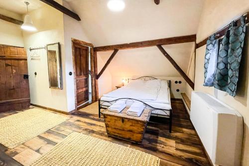 1 queen bed, 1 sofa bed