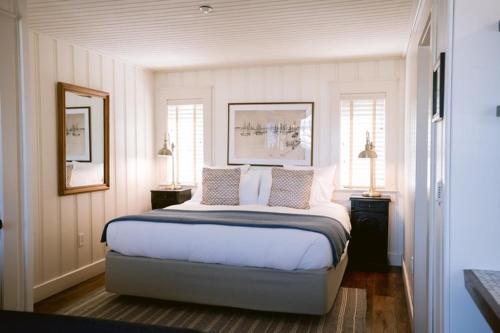 1 king bed, 1 sofa bed