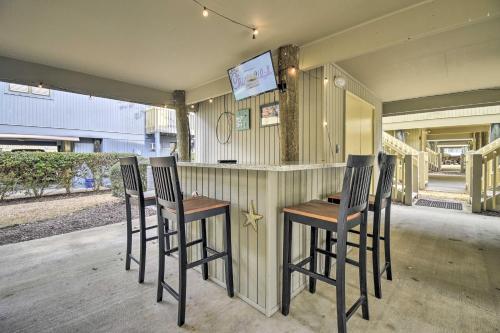 Walk to Apache Pier Coastal Condo with Pool Access