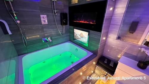 熱水浴缸, 布拉德福德寧靜公寓 (Serenity Apartments Bradford) in 市區