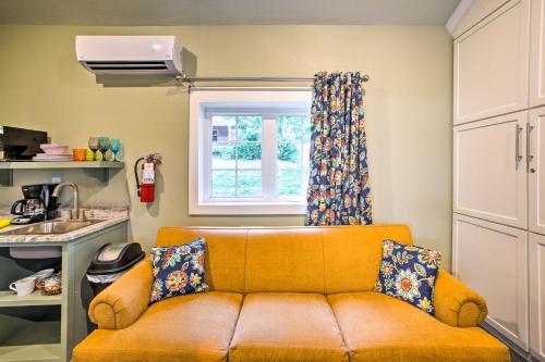 Downtown Branson Cottage with Pool Access! - image 25