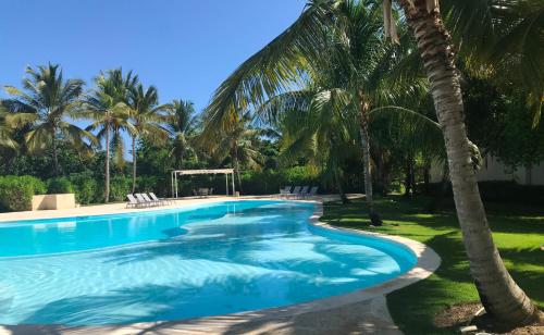 Relax in luxury apartment, private beach & pool