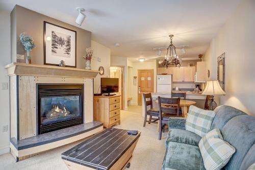 Silver Mill 8200 - 1Br-Walk to Slopes! Kids Ski Free! condo in Keystone, USA
