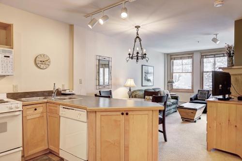Silver Mill 8200 - 1Br-Walk to Slopes! Kids Ski Free! condo in Keystone, USA