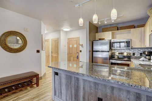 Premier Silver Mill 8229 - 2Br-Walk to Slopes! Kids Ski Free! condo in Keystone, USA