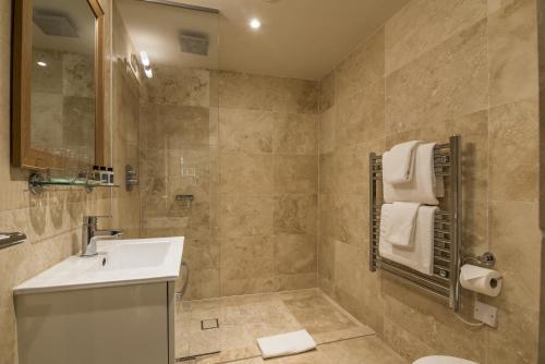 32 Townhouse - main image