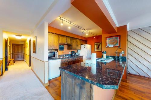 Basking in Breckenridge Brilliance in โฟร์โอคล็อก