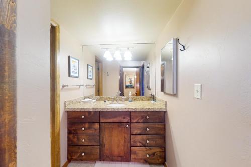 Basking in Breckenridge Brilliance in โฟร์โอคล็อก