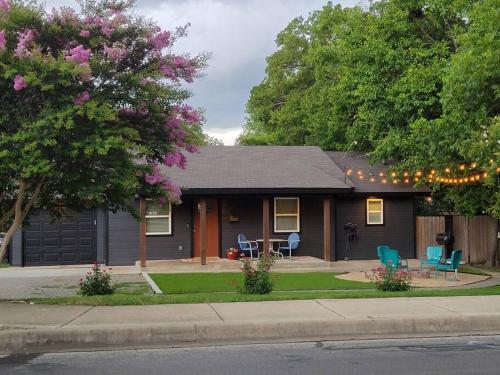 Old Town Bungalow - 4 blocks to Historic Square