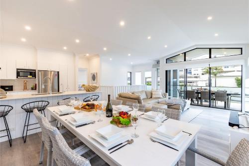 Beach Haven 3a Messines Street 4 Minute walk to the beach Wifi Air Con – khách sạn tại Vịnh Shoal
