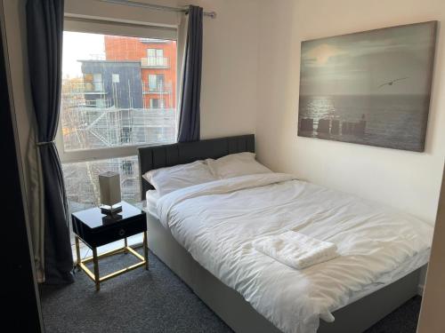 Lovely 2 Bed, 2 Toilet Apartment. Week-Month Stay Close To City Centre + Parking & Balcony, Manchester